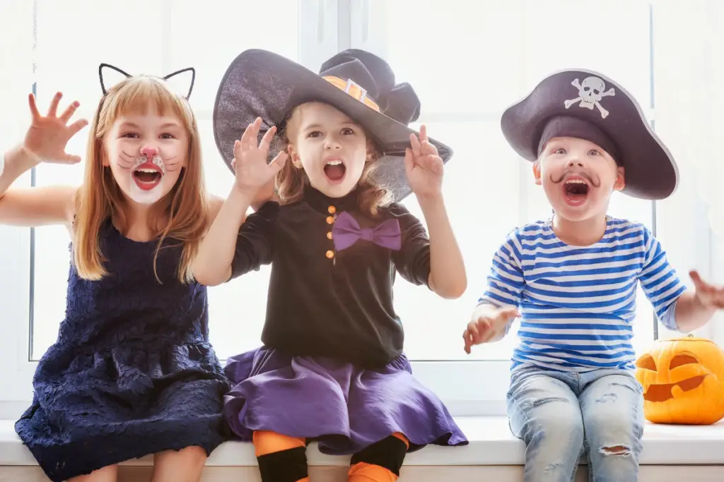 Niños con disfraz de Halloween