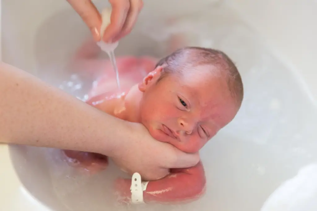 bañando al bebé recién nacido