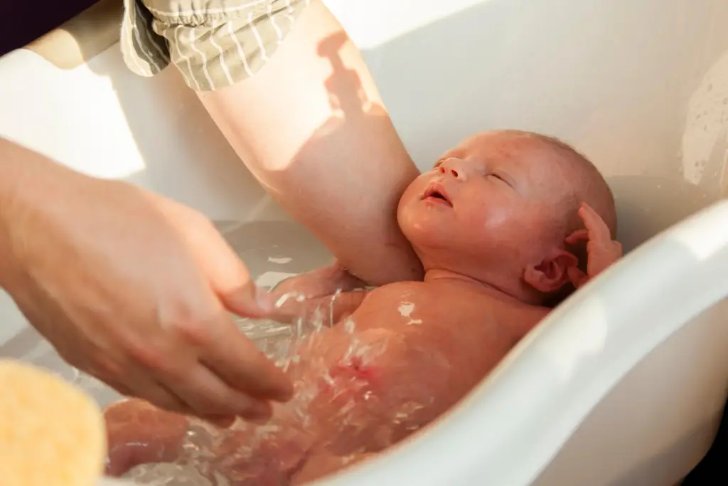 bañando a un bebé recién nacido