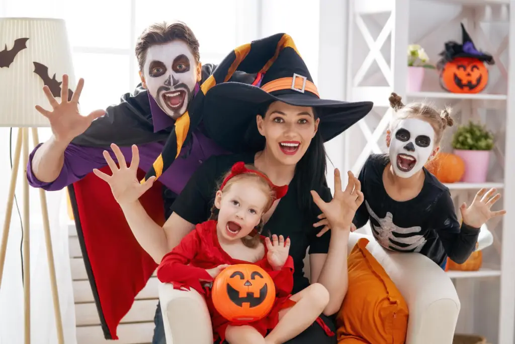 Familia con niños disfrazados de Halloween