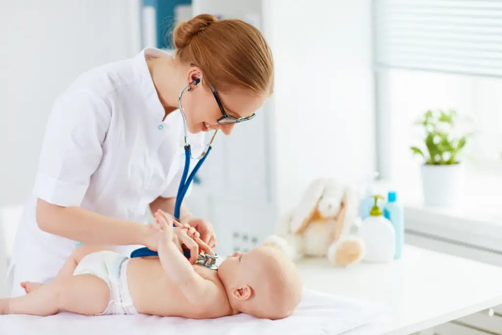 buen pediatra revisando a bebe
