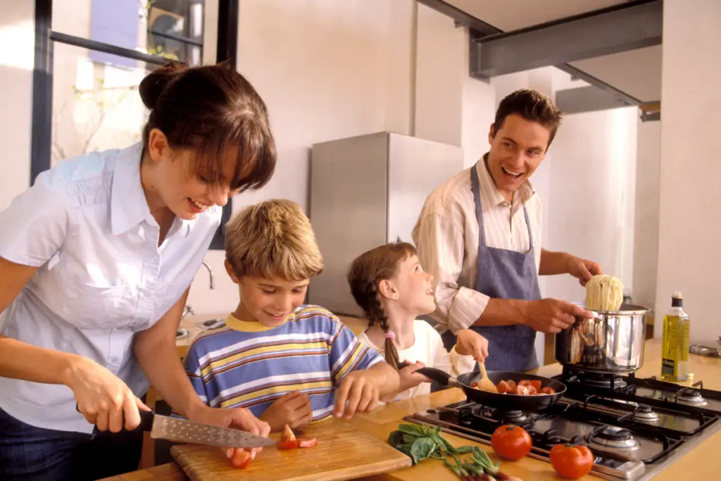 Familia con niños en la cocina