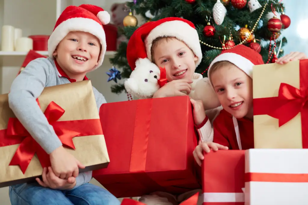 Niños con regalos de Navidad.